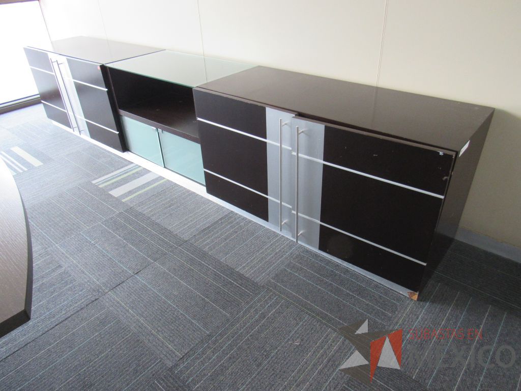 Lote 019 - Credenza con 4 puertas de madera con 2 entrepaños color café y 2 puertas de vidrio