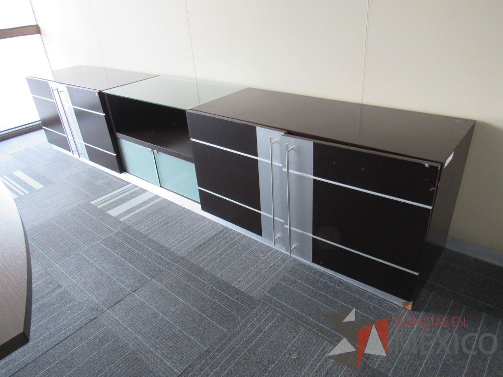 Lote 019 - Credenza con 4 puertas de madera con 2 entrepaños color café y 2 puertas de vidrio - Imagen 10