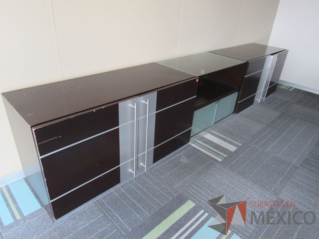 Lote 019 - Credenza con 4 puertas de madera con 2 entrepaños color café y 2 puertas de vidrio - Imagen 11