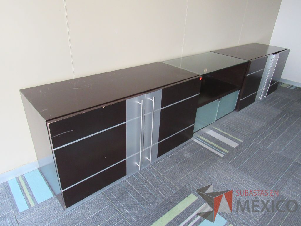 Lote 019 - Credenza con 4 puertas de madera con 2 entrepaños color café y 2 puertas de vidrio - Imagen 12