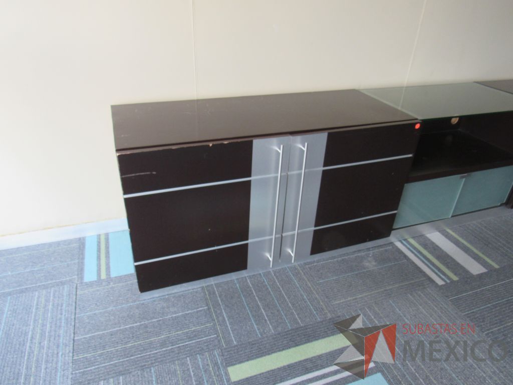 Lote 019 - Credenza con 4 puertas de madera con 2 entrepaños color café y 2 puertas de vidrio - Imagen 13