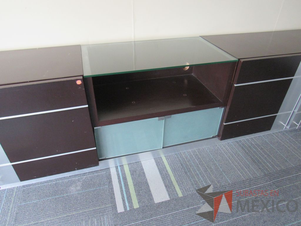 Lote 019 - Credenza con 4 puertas de madera con 2 entrepaños color café y 2 puertas de vidrio - Imagen 14