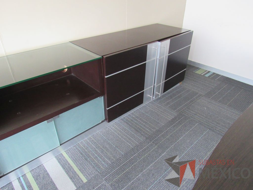 Lote 019 - Credenza con 4 puertas de madera con 2 entrepaños color café y 2 puertas de vidrio - Imagen 15