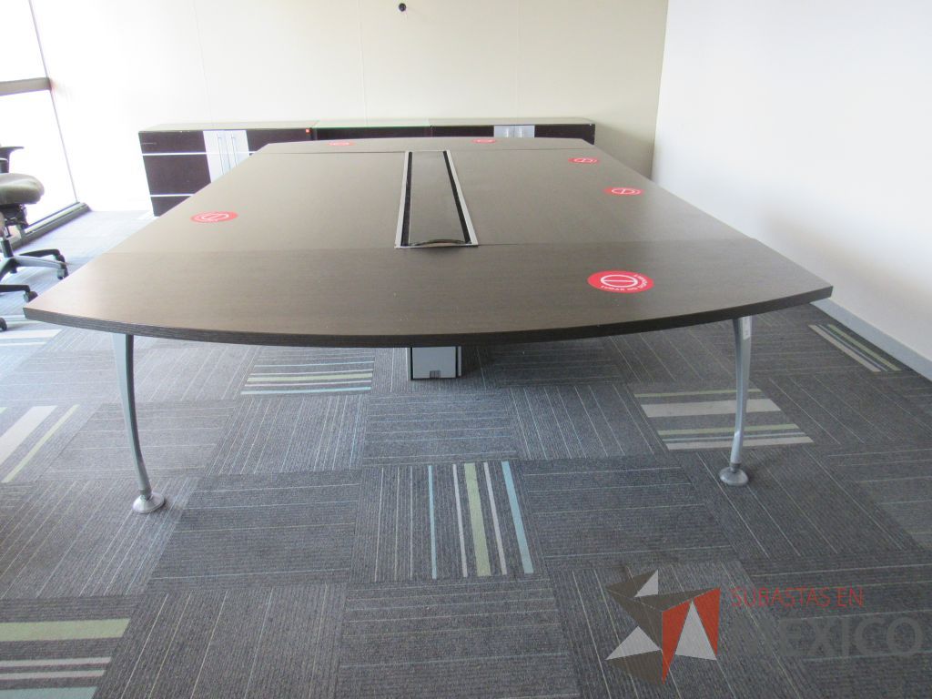 Lote 108 - Sala de juntas para 8 personas con base metálica y accesorio para conexiones color café - Imagen 9
