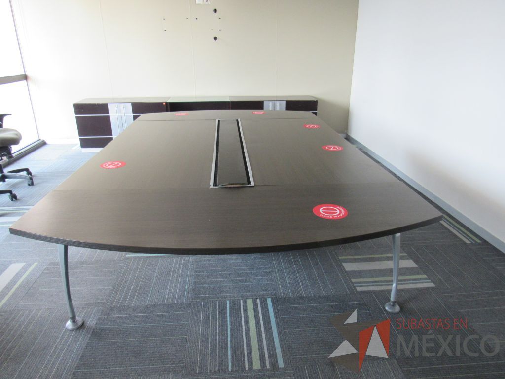 Lote 108 - Sala de juntas para 8 personas con base metálica y accesorio para conexiones color café - Imagen 10