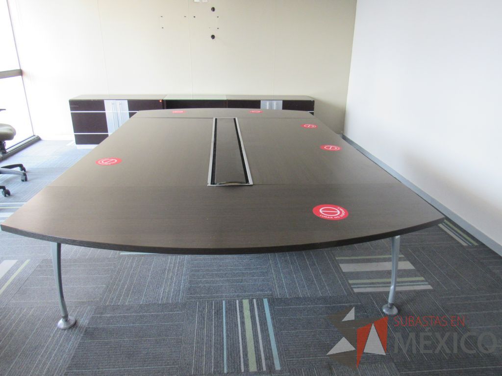 Lote 108 - Sala de juntas para 8 personas con base metálica y accesorio para conexiones color café - Imagen 11