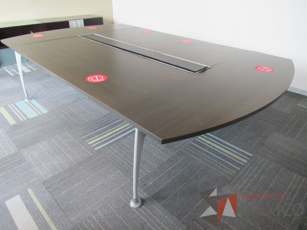 Lote 108 - Sala de juntas para 8 personas con base metálica y accesorio para conexiones color café - Imagen 12