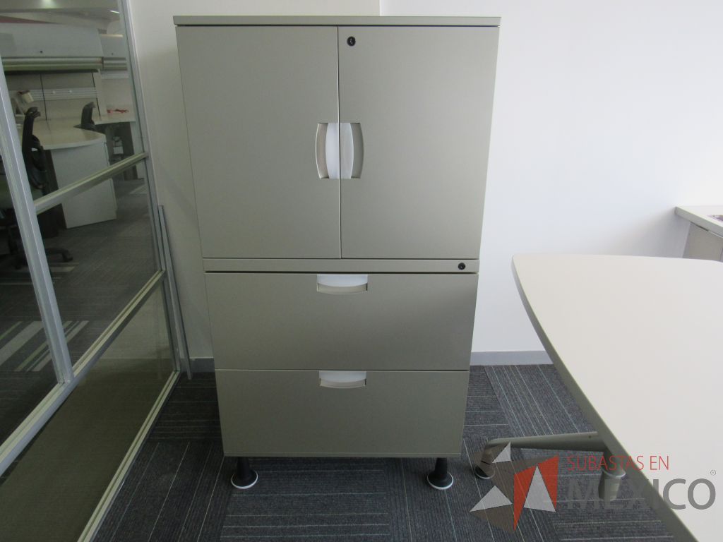 Lote 112 - 3 Gabinetes metálicos altos con 4 patas, 2 cajones, 2 puertas y 1 entrepaño color gris