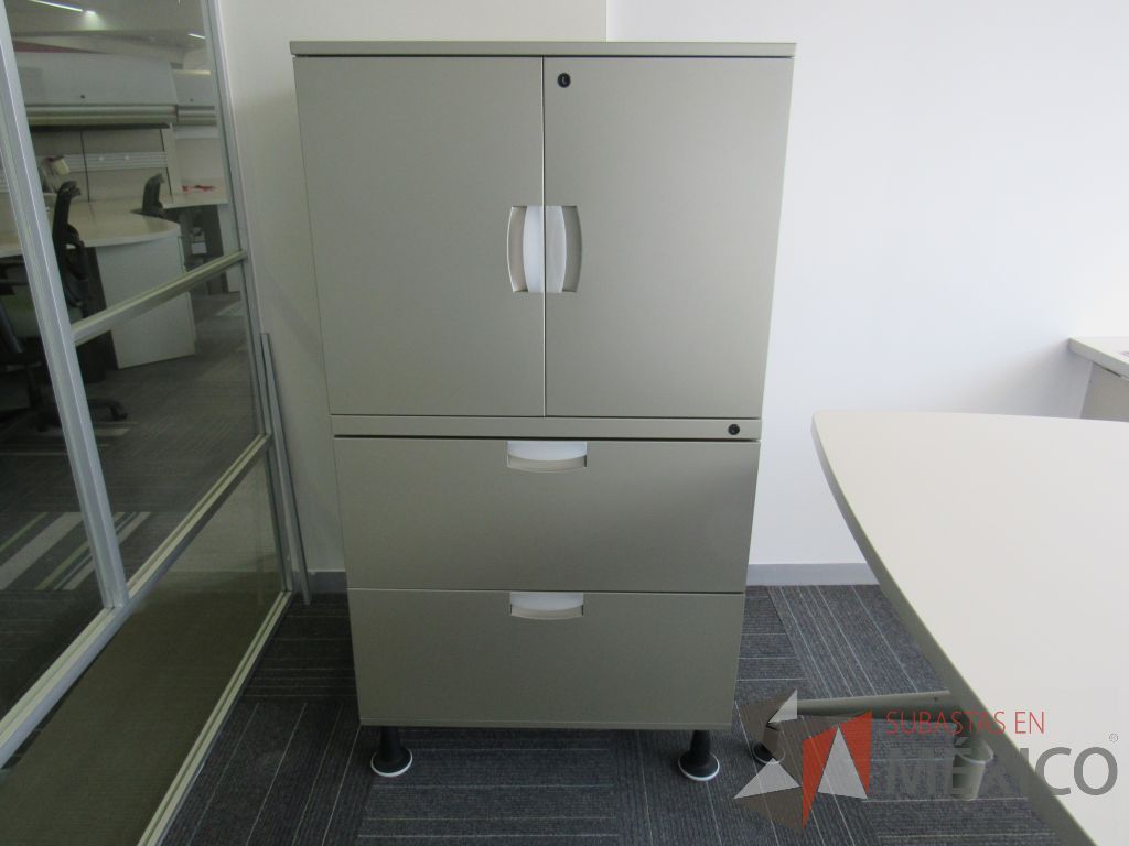 Lote 112 - 3 Gabinetes metálicos altos con 4 patas, 2 cajones, 2 puertas y 1 entrepaño color gris - Imagen 3