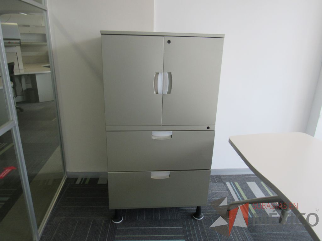 Lote 116 - 20 Gabinetes metálicos altos con 4 patas, 2 cajones, 2 puertas y 1 entrepaño color gris - Imagen 5