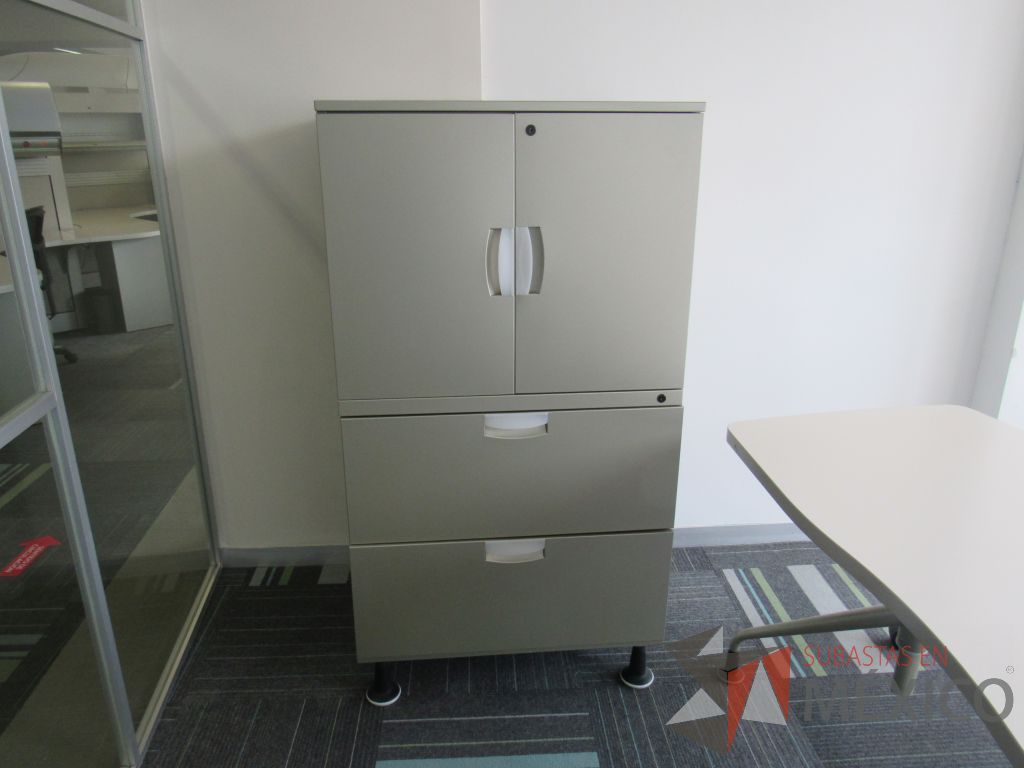 Lote 116 - 20 Gabinetes metálicos altos con 4 patas, 2 cajones, 2 puertas y 1 entrepaño color gris - Imagen 6