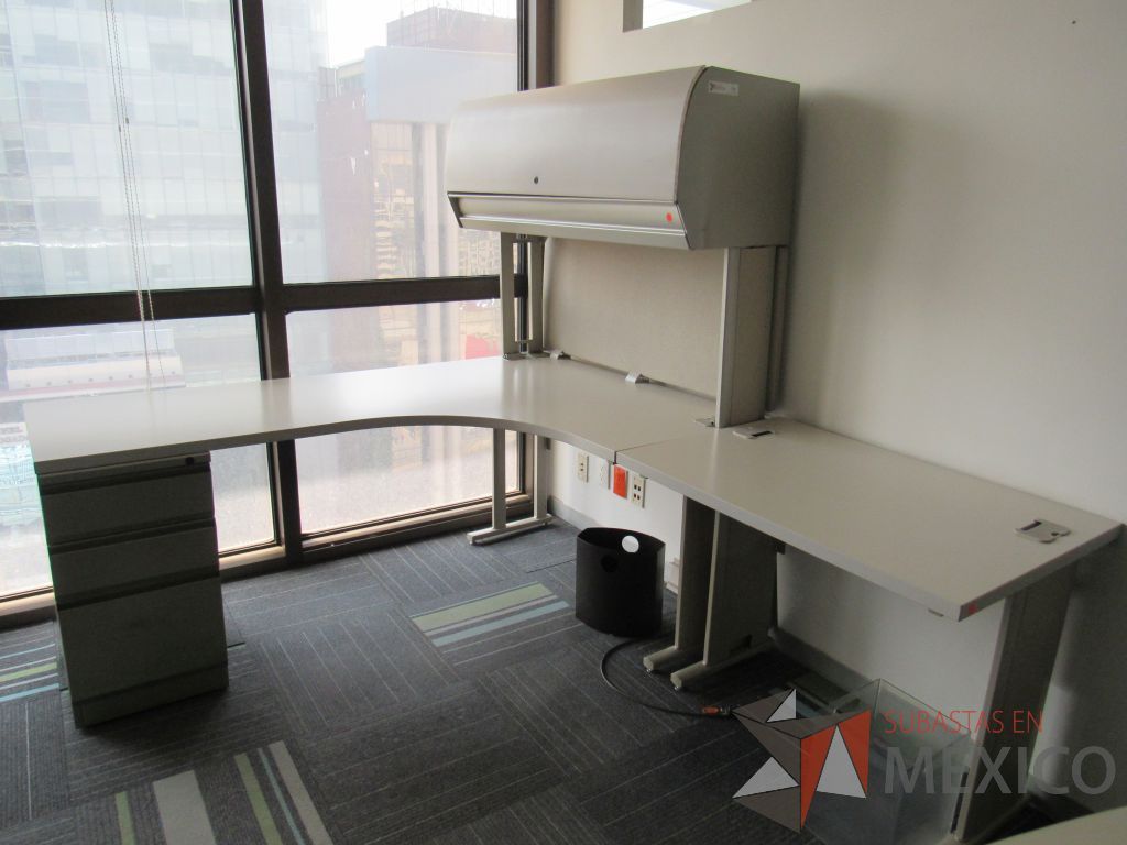 Lote 113 - 21 Escritorios en escuadra con base metálica, archivero de pedestal de 3 cajones, gaveta superior con puerta corrediza y cubierta color beige - Imagen 7