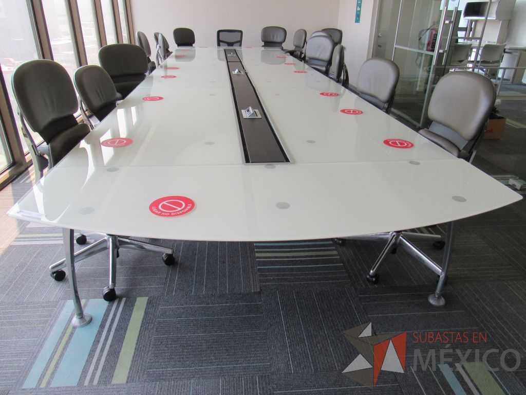 Lote 117 - Mesa de sala de juntas para 16 personas con base metálica y accesorio para conexiones y cubierta de vidrio - Imagen 9