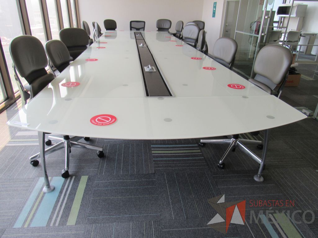 Lote 117 - Mesa de sala de juntas para 16 personas con base metálica y accesorio para conexiones y cubierta de vidrio - Imagen 10