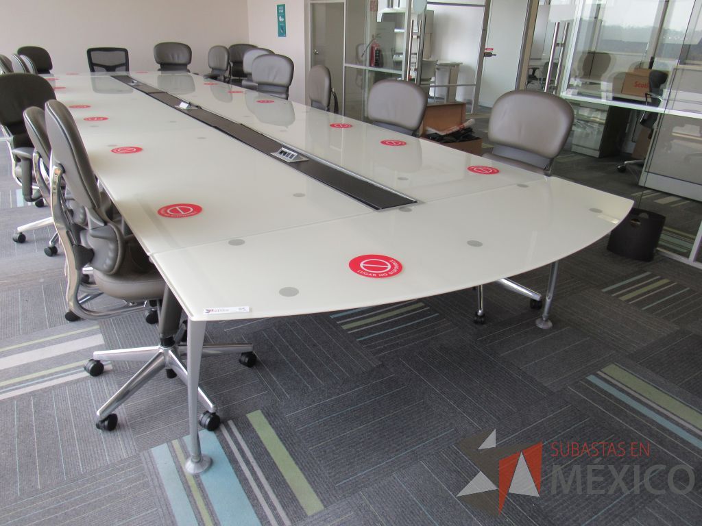 Lote 117 - Mesa de sala de juntas para 16 personas con base metálica y accesorio para conexiones y cubierta de vidrio - Imagen 11