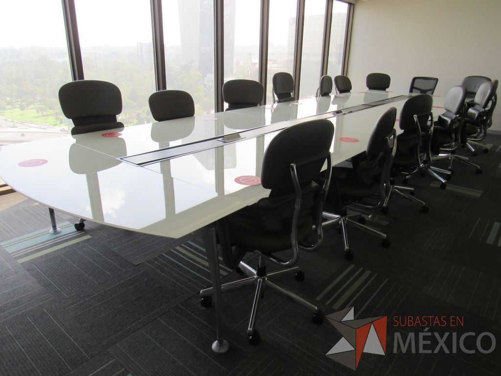 Lote 117 - Mesa de sala de juntas para 16 personas con base metálica y accesorio para conexiones y cubierta de vidrio - Imagen 12