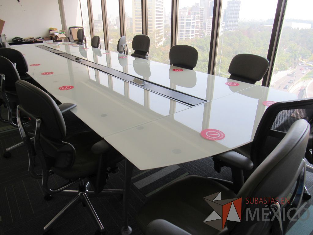 Lote 117 - Mesa de sala de juntas para 16 personas con base metálica y accesorio para conexiones y cubierta de vidrio