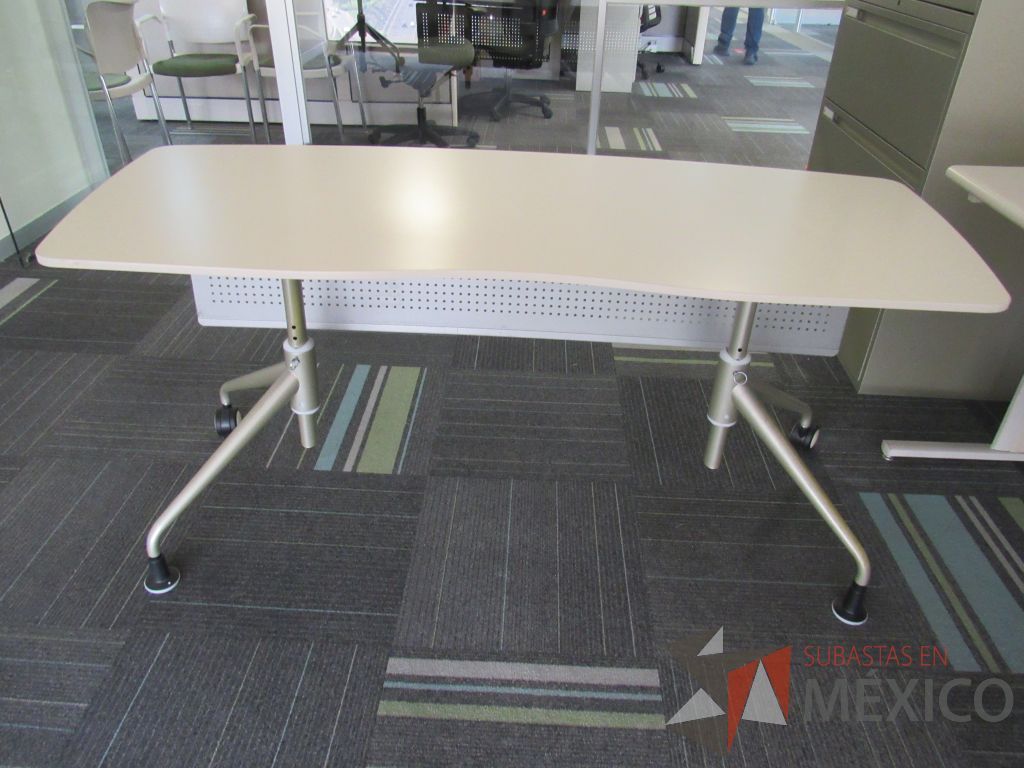 Lote 121 - 2 Mesas de trabajo con base metálica, orificio para conexiones y cubierta color beige - Imagen 2