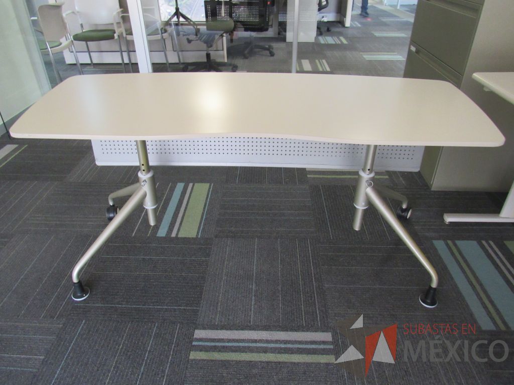 Lote 121 - 2 Mesas de trabajo con base metálica, orificio para conexiones y cubierta color beige - Imagen 4