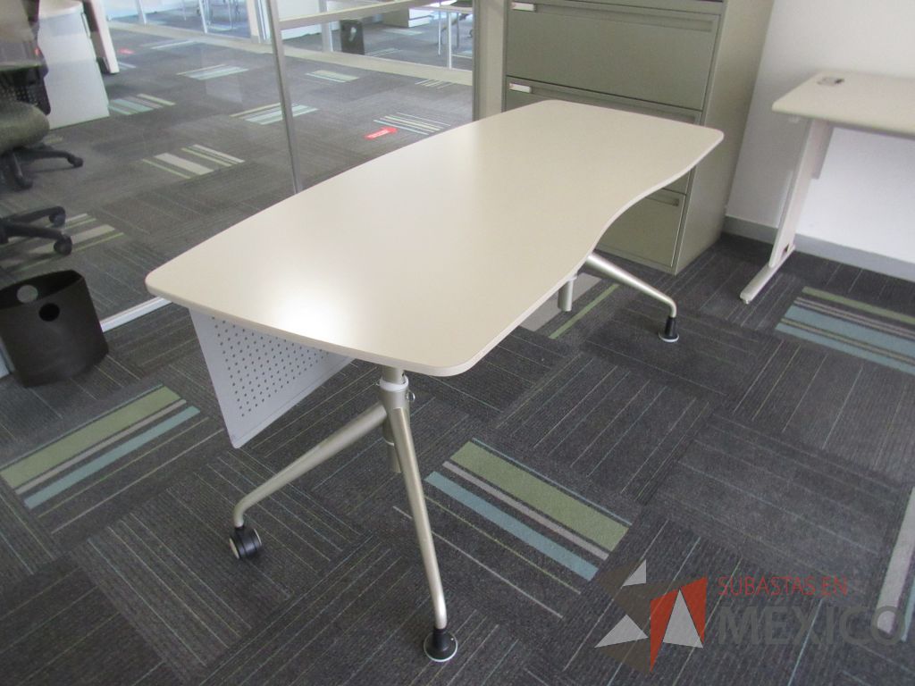 Lote 121 - 2 Mesas de trabajo con base metálica, orificio para conexiones y cubierta color beige