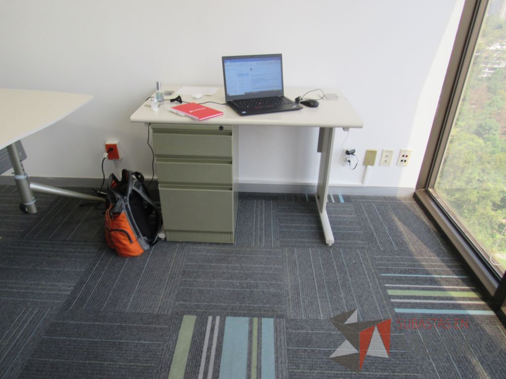 Lote 119 - Mesa de trabajo con base metálica, orificio para conexiones y cubierta color beige - Imagen 7