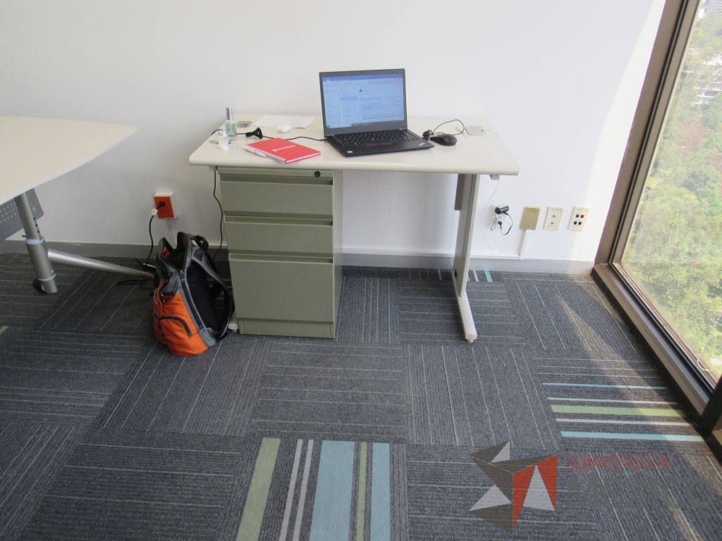 Lote 119 - Mesa de trabajo con base metálica, orificio para conexiones y cubierta color beige