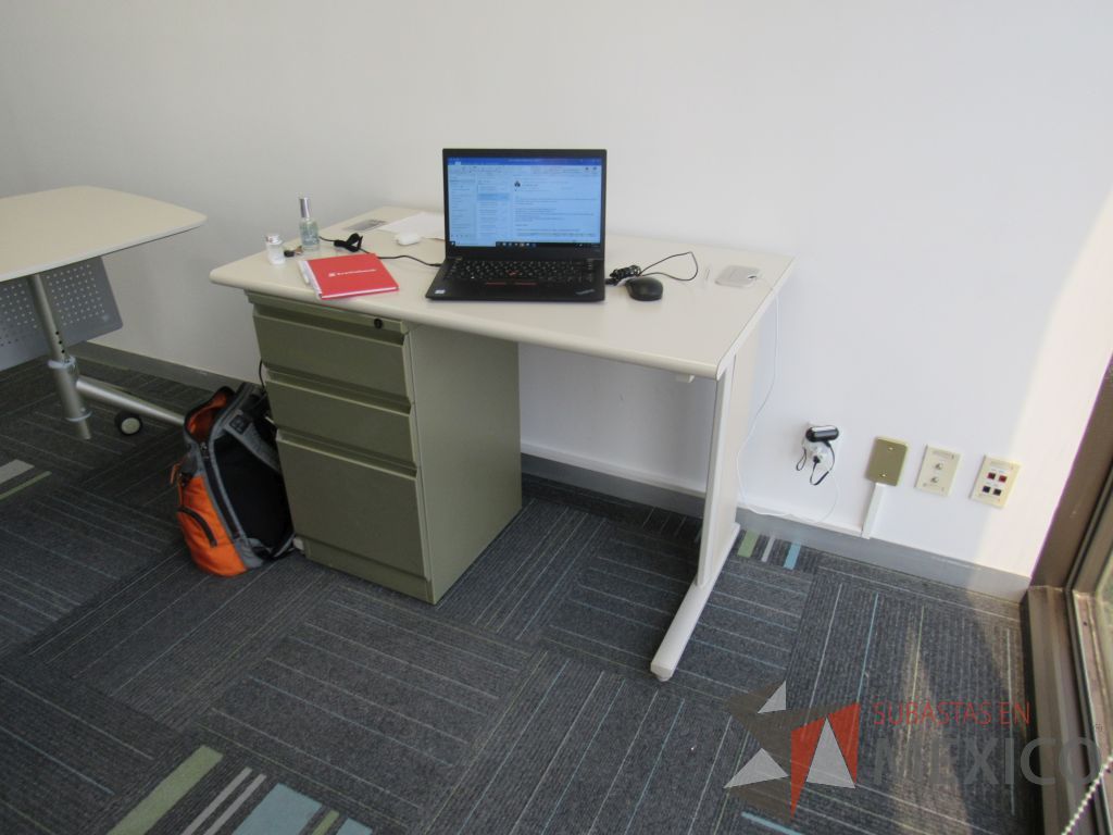 Lote 119 - Mesa de trabajo con base metálica, orificio para conexiones y cubierta color beige - Imagen 8