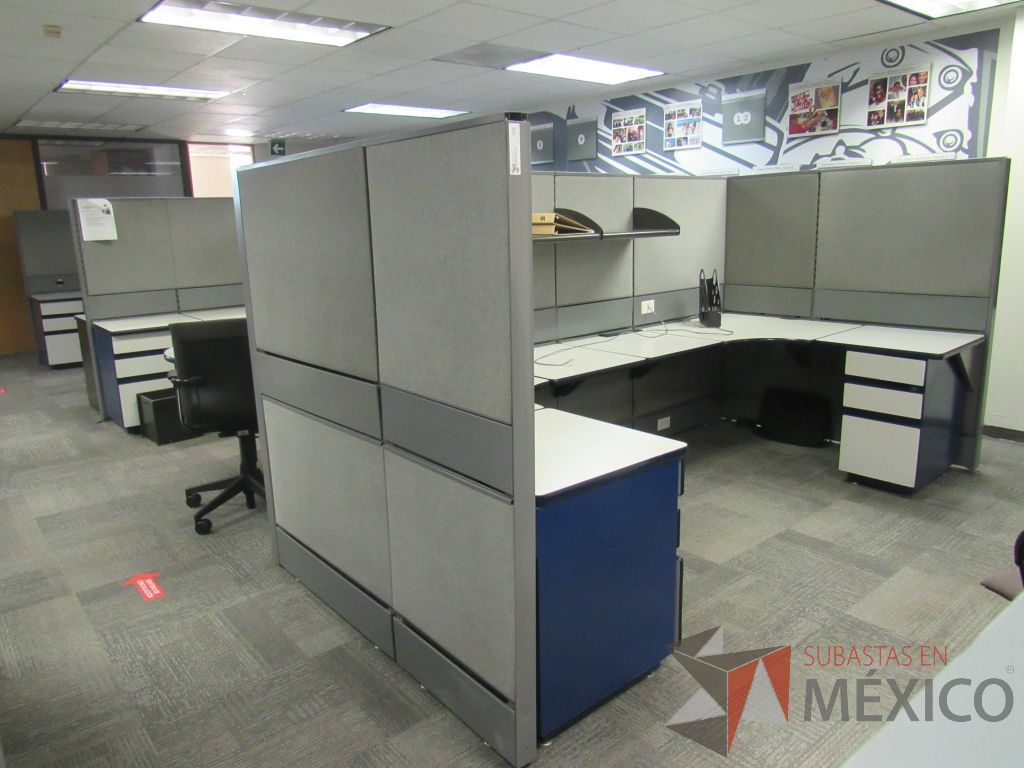Lote 147 - Estación de trabajo de mampara alta color gris para 8 personas, 2 repisa, 7 gavetas y 10 archiveros de pedestal de 3 cajones - Imagen 9