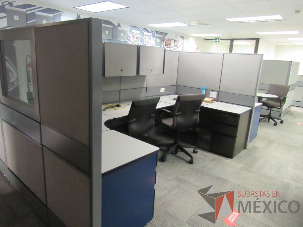 Lote 147 - Estación de trabajo de mampara alta color gris para 8 personas, 2 repisa, 7 gavetas y 10 archiveros de pedestal de 3 cajones - Imagen 10