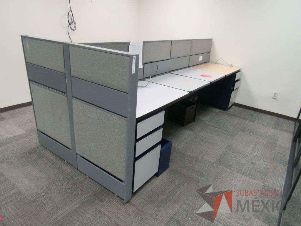 Lote 148 - Estación de trabajo de mampara color gris para 4 personas con 4 archiveros de pedestal de 3 cajones - Imagen 8