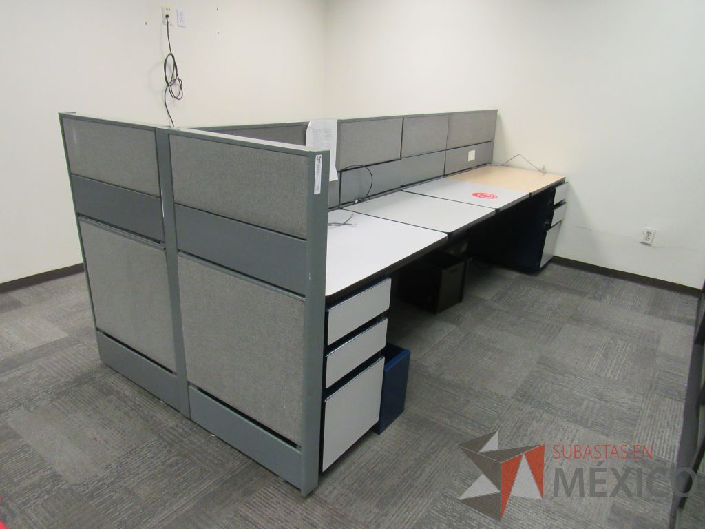 Lote 148 - Estación de trabajo de mampara color gris para 4 personas con 4 archiveros de pedestal de 3 cajones - Imagen 9