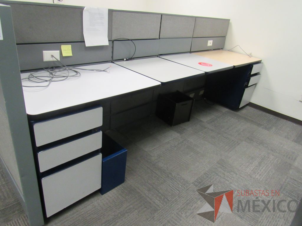 Lote 148 - Estación de trabajo de mampara color gris para 4 personas con 4 archiveros de pedestal de 3 cajones - Imagen 10