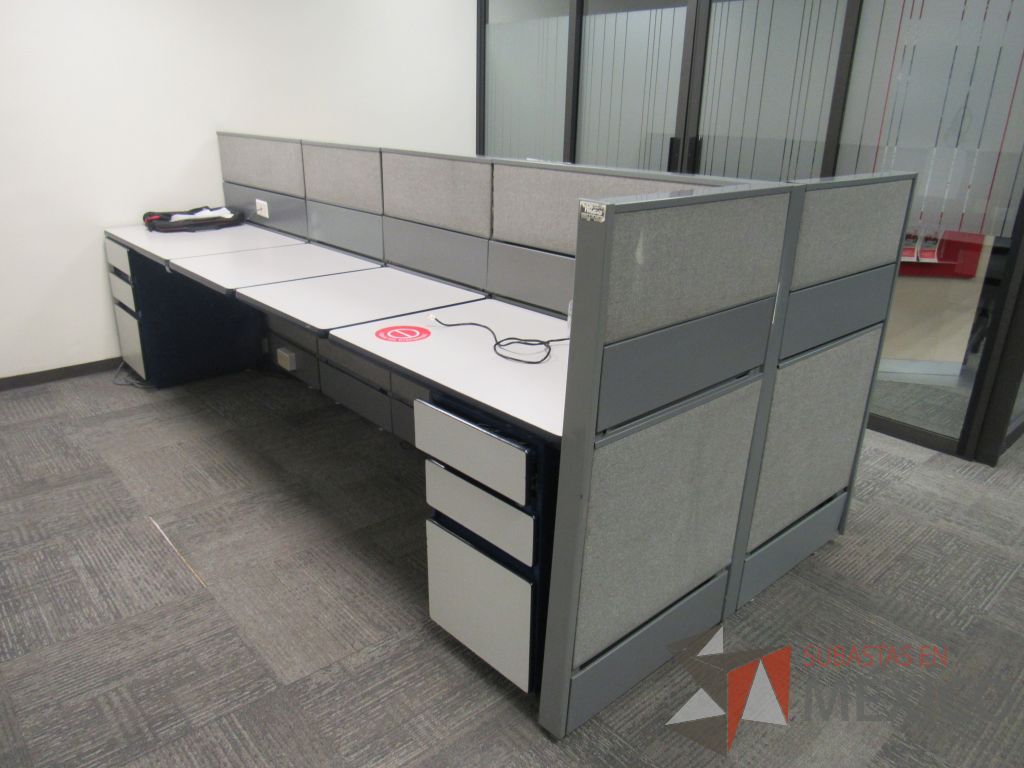 Lote 148 - Estación de trabajo de mampara color gris para 4 personas con 4 archiveros de pedestal de 3 cajones