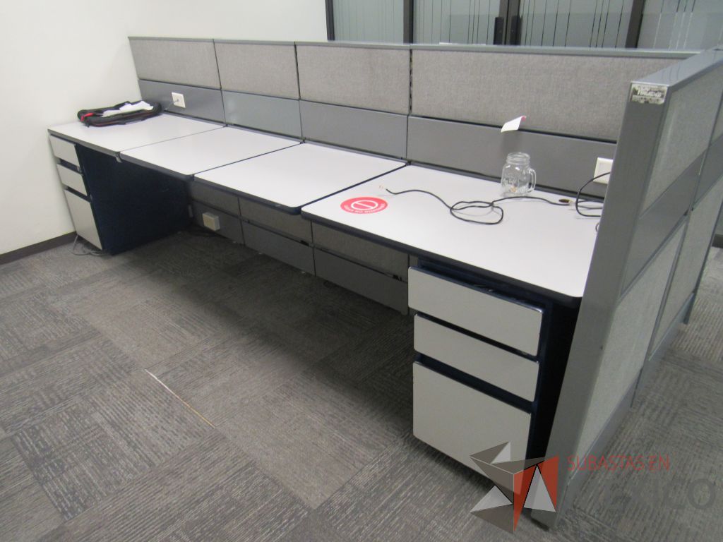 Lote 148 - Estación de trabajo de mampara color gris para 4 personas con 4 archiveros de pedestal de 3 cajones - Imagen 11