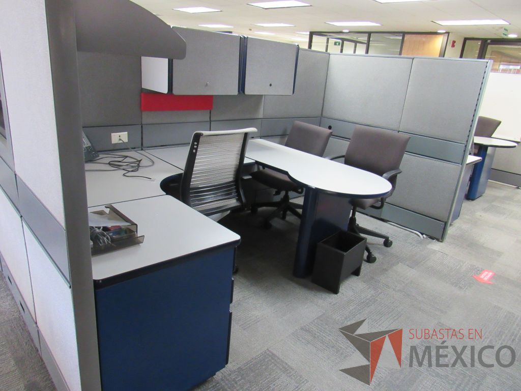 Lote 149 - Estación de trabajo de mampara alta color gris para 6 personas, 8 gavetas, 1 repisa y 6 archiveros de pedestal de 3 cajones