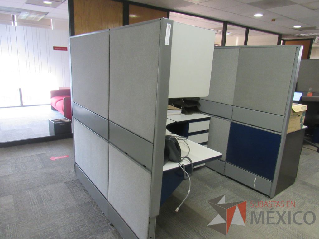 Lote 150 - Estación de trabajo de mampara alta color gris para 4 personas, 5 gavetas, 2 repisa y 4 archiveros de pedestal de 3 cajones - Imagen 2
