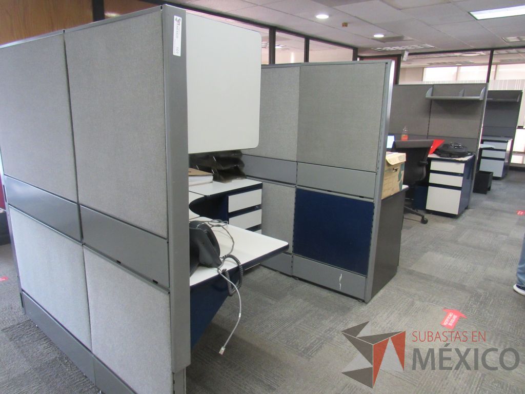 Lote 150 - Estación de trabajo de mampara alta color gris para 4 personas, 5 gavetas, 2 repisa y 4 archiveros de pedestal de 3 cajones - Imagen 3