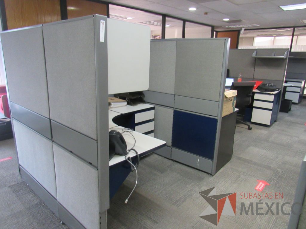 Lote 150 - Estación de trabajo de mampara alta color gris para 4 personas, 5 gavetas, 2 repisa y 4 archiveros de pedestal de 3 cajones - Imagen 4