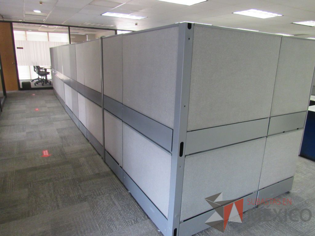 Lote 150 - Estación de trabajo de mampara alta color gris para 4 personas, 5 gavetas, 2 repisa y 4 archiveros de pedestal de 3 cajones - Imagen 5