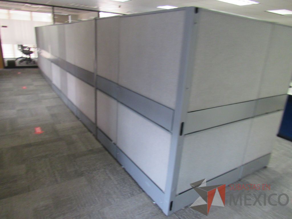 Lote 150 - Estación de trabajo de mampara alta color gris para 4 personas, 5 gavetas, 2 repisa y 4 archiveros de pedestal de 3 cajones - Imagen 6