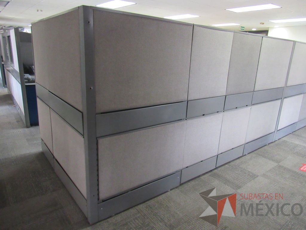 Lote 150 - Estación de trabajo de mampara alta color gris para 4 personas, 5 gavetas, 2 repisa y 4 archiveros de pedestal de 3 cajones - Imagen 7
