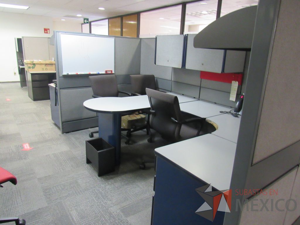 Lote 150 - Estación de trabajo de mampara alta color gris para 4 personas, 5 gavetas, 2 repisa y 4 archiveros de pedestal de 3 cajones