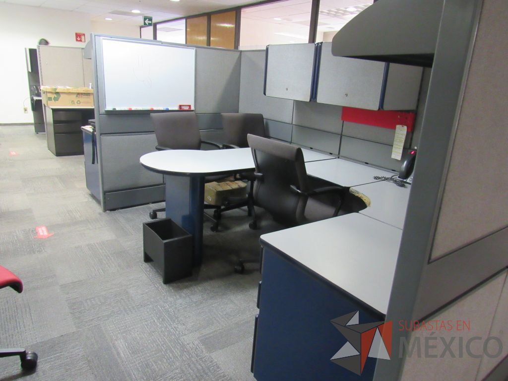 Lote 150 - Estación de trabajo de mampara alta color gris para 4 personas, 5 gavetas, 2 repisa y 4 archiveros de pedestal de 3 cajones - Imagen 8