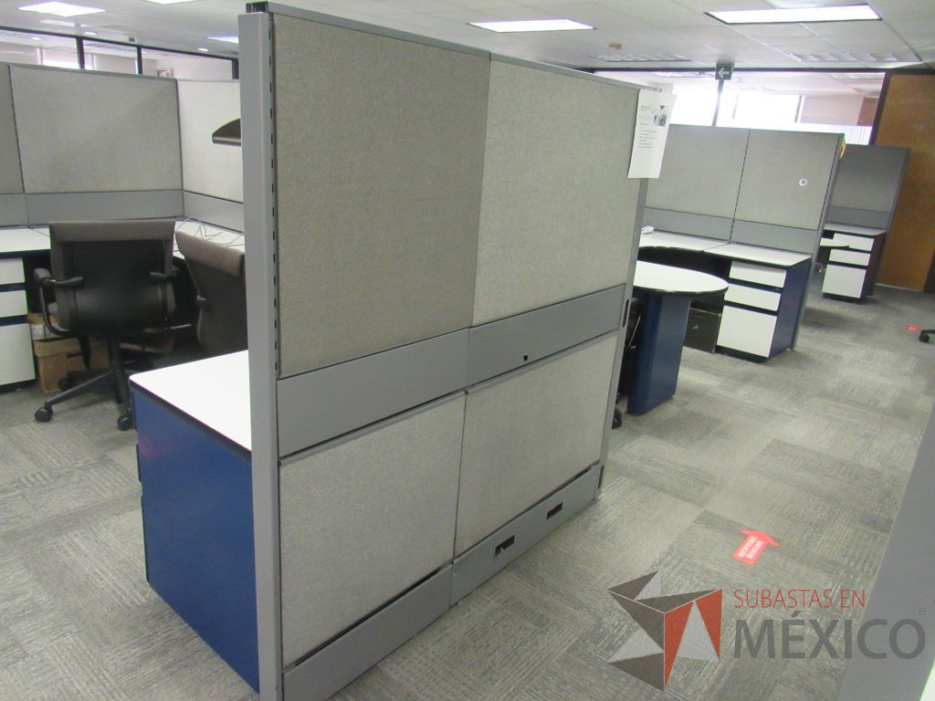 Lote 151 - Estación de trabajo de mampara alta color gris para 7 personas, 7 gavetas, 2 repisa y 7 archiveros de pedestal de 3 cajones - Imagen 3