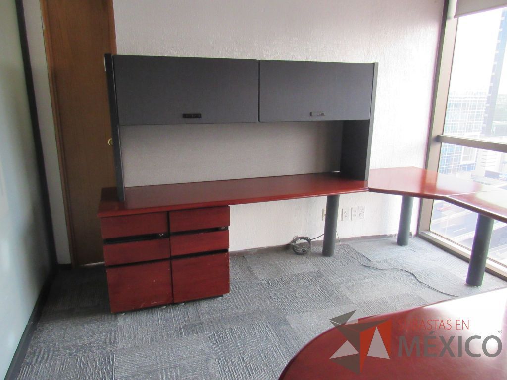 Lote 154 - Escritorio en herradura de costado izquierdo con base metálico, 2 archiveros de pedestal, gabinete superior con 2 puertas corredizas y cubierta color vino - Imagen 6