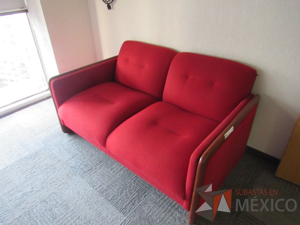 Lote 155 - Sillón de 2 plazas con descansa brazos, asiento y respaldo en tela color rojo - Imagen 6