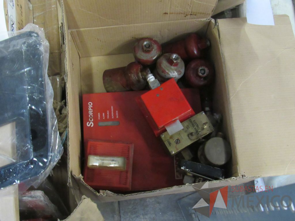 Lote 014 - 22 Lamparás de emergencia, 25 Baterías, 2 Bolsas con plomo, etc... - Imagen 16