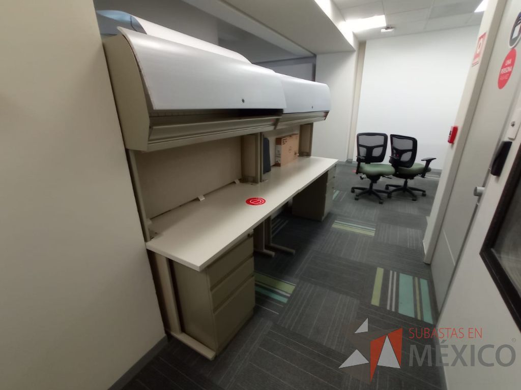 Lote 088 - Estación de trabajo de mampara alta color beige para 2 personas con 2 gavetas y 2 archiveros de pedestal de 3 cajones - Imagen 8