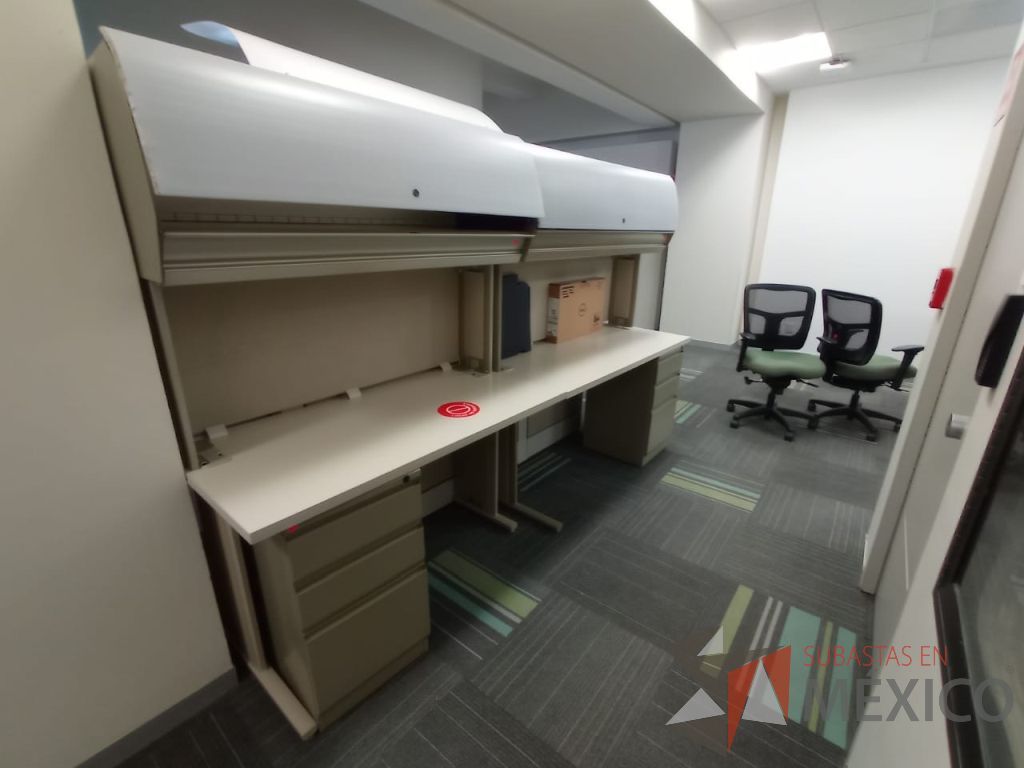 Lote 088 - Estación de trabajo de mampara alta color beige para 2 personas con 2 gavetas y 2 archiveros de pedestal de 3 cajones - Imagen 9
