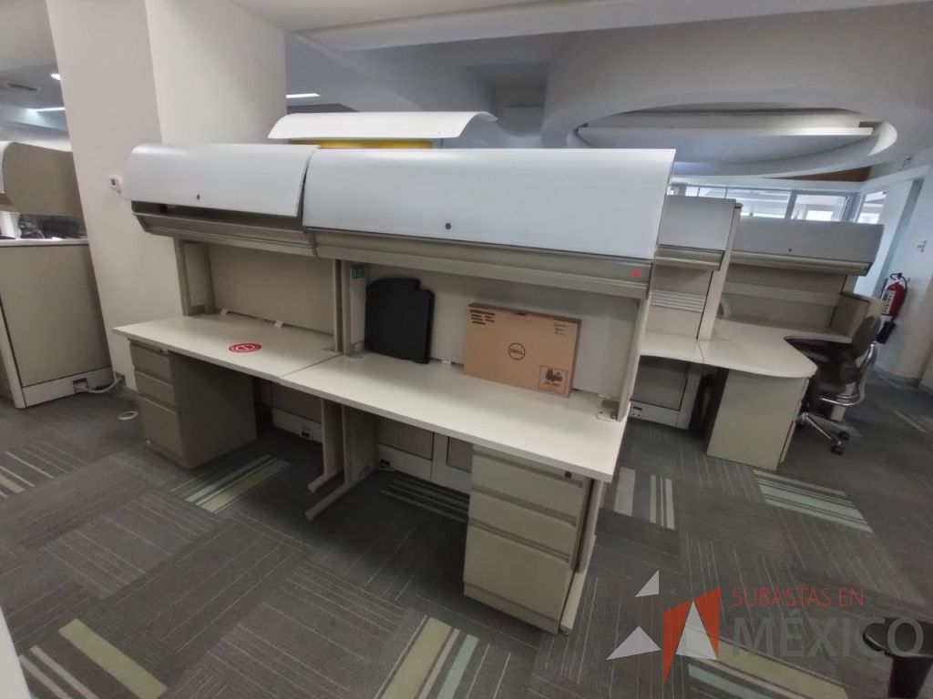 Lote 088 - Estación de trabajo de mampara alta color beige para 2 personas con 2 gavetas y 2 archiveros de pedestal de 3 cajones - Imagen 11